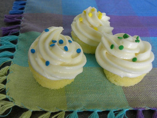 https://sweetpartyplace.com/wp-content/uploads/2011/07/mini-cupcakes.jpg